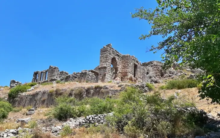 Sillyon Antik Kenti’nde kayalık tepe üzerindeki sur ve yapı kalıntıları, Antalya Serik